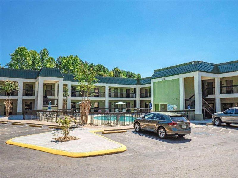Quality Inn & Suites Near Six Flags - Остел Екстериор снимка