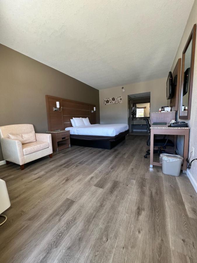 Quality Inn & Suites Near Six Flags - Остел Екстериор снимка