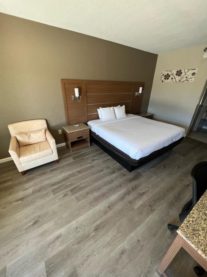 Quality Inn & Suites Near Six Flags - Остел Екстериор снимка