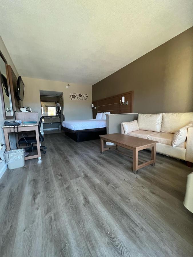 Quality Inn & Suites Near Six Flags - Остел Екстериор снимка
