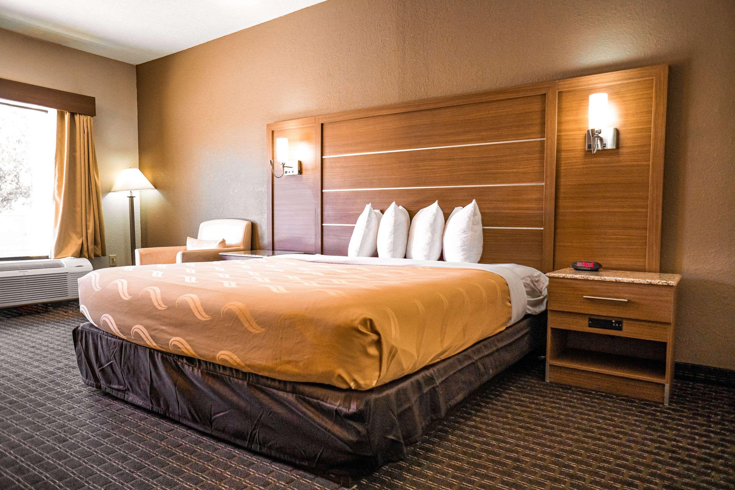 Quality Inn & Suites Near Six Flags - Остел Екстериор снимка