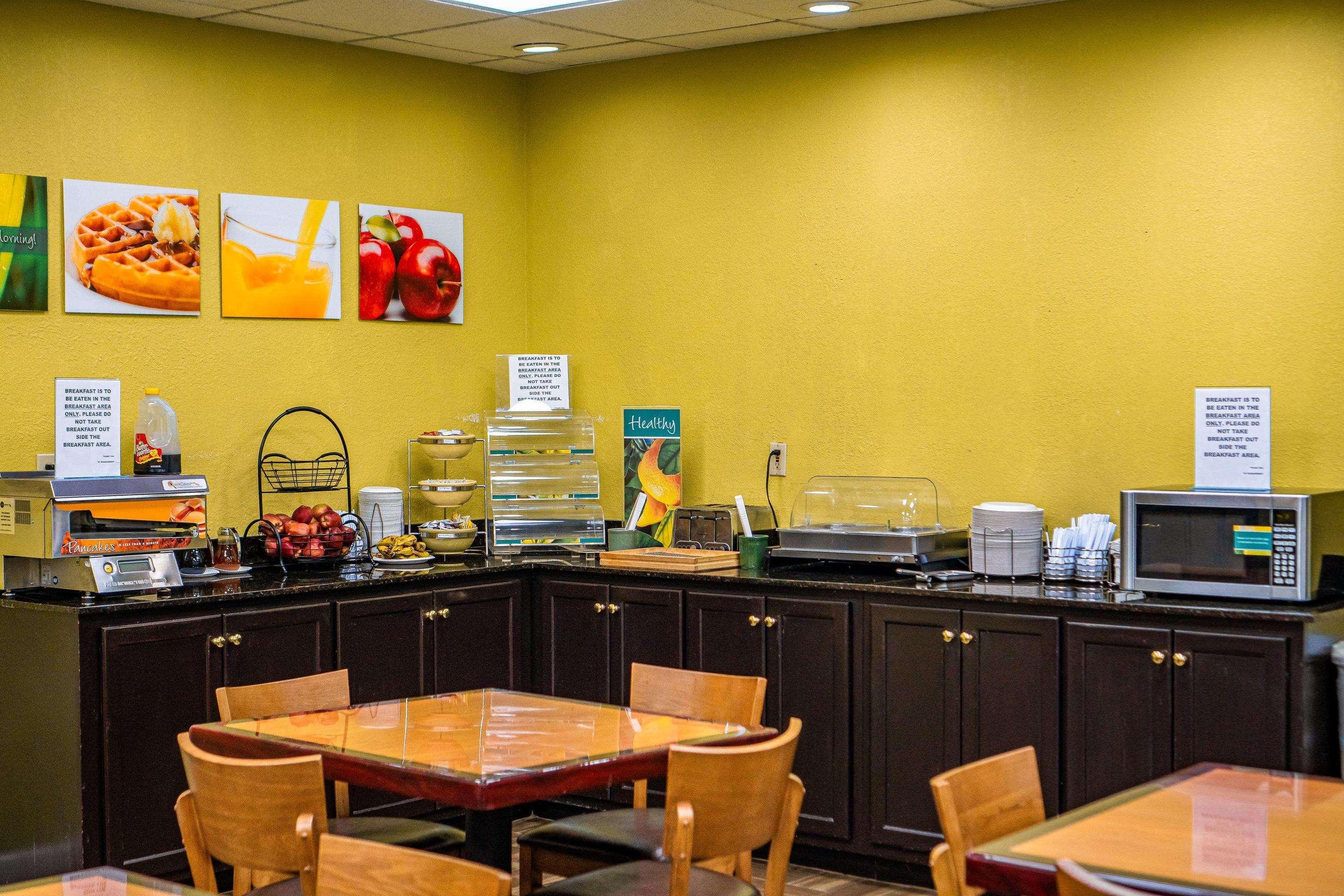Quality Inn & Suites Near Six Flags - Остел Екстериор снимка