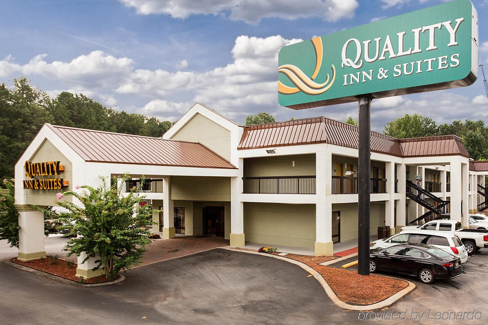 Quality Inn & Suites Near Six Flags - Остел Екстериор снимка