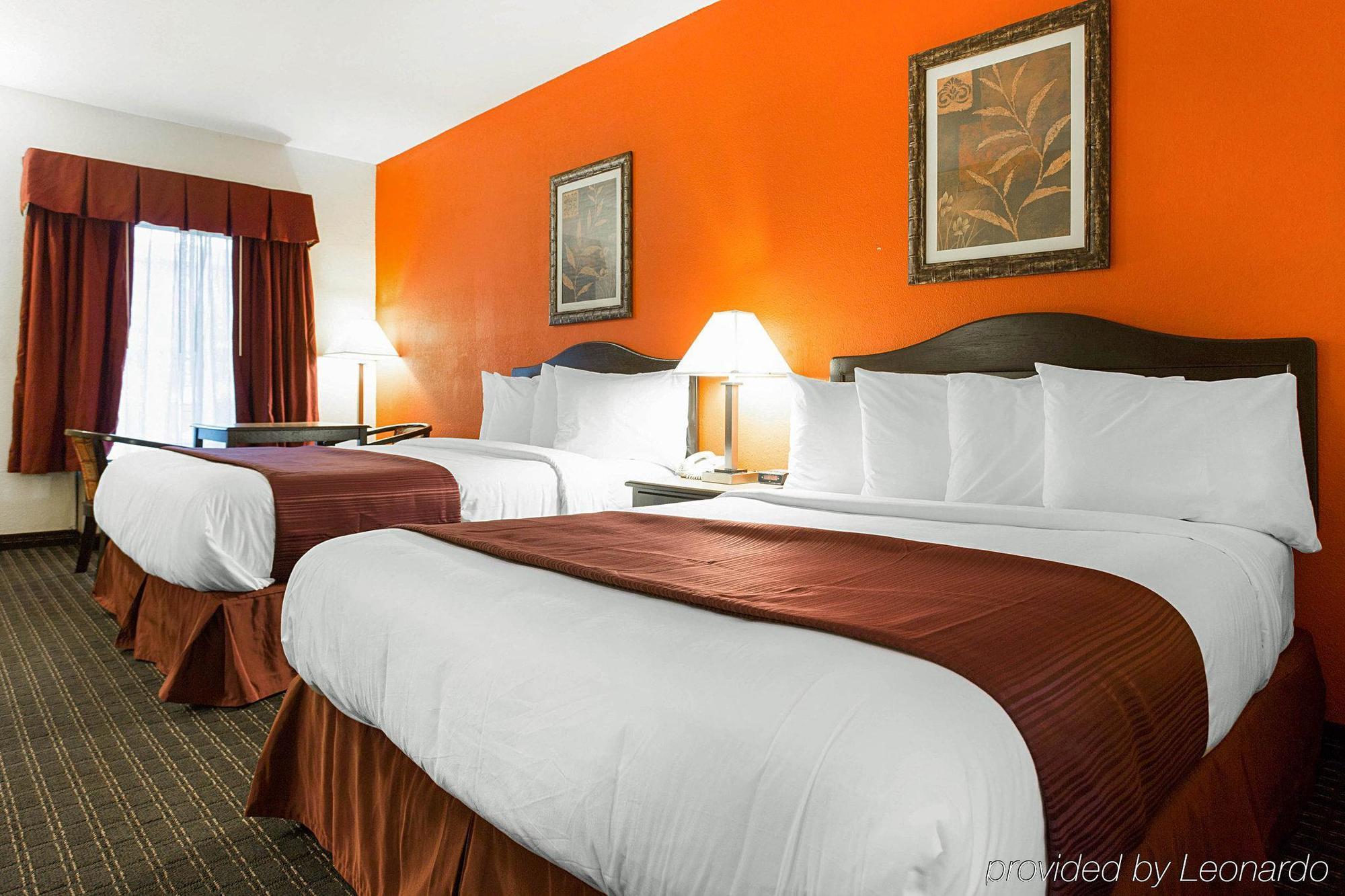 Quality Inn & Suites Near Six Flags - Остел Екстериор снимка