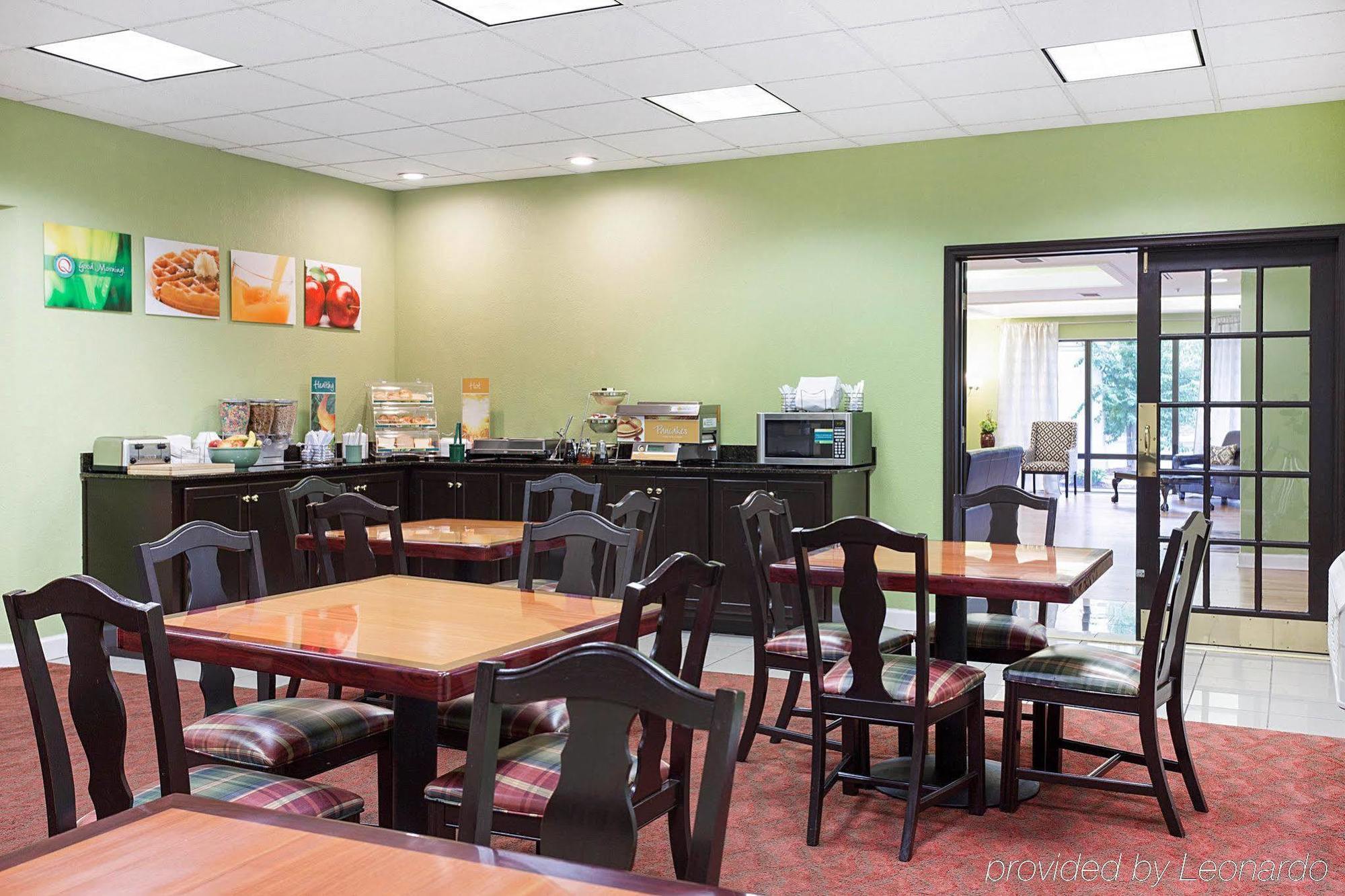 Quality Inn & Suites Near Six Flags - Остел Екстериор снимка