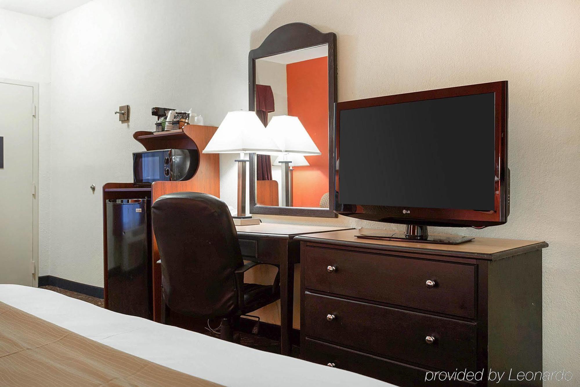 Quality Inn & Suites Near Six Flags - Остел Екстериор снимка