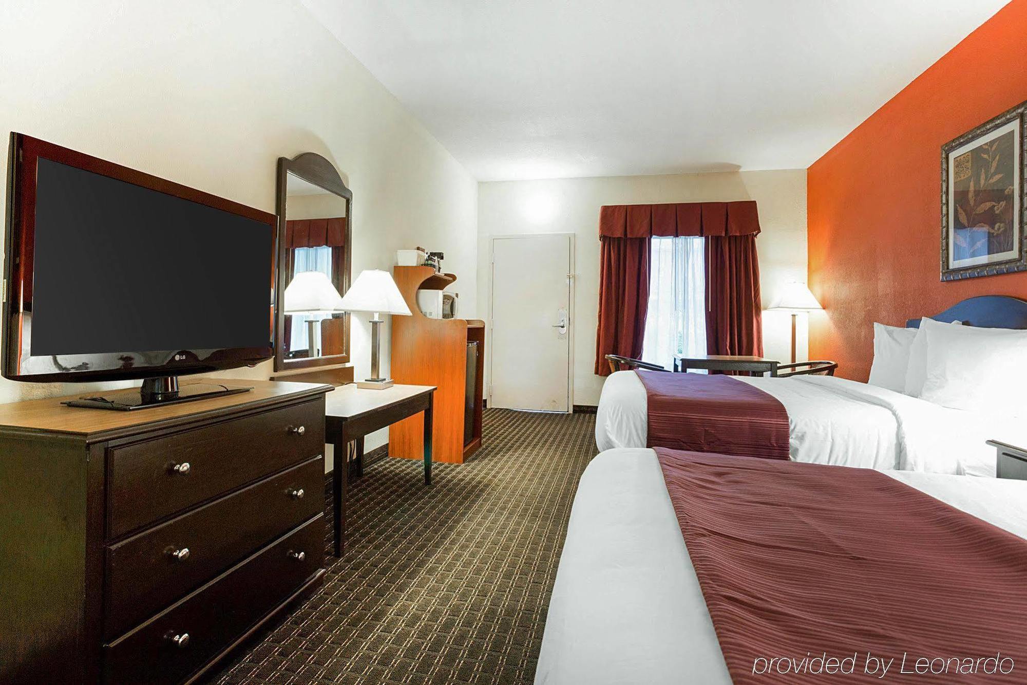 Quality Inn & Suites Near Six Flags - Остел Екстериор снимка